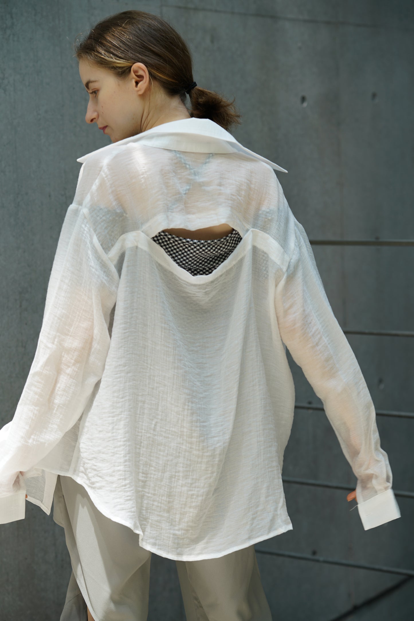 Backopen sheer shirt