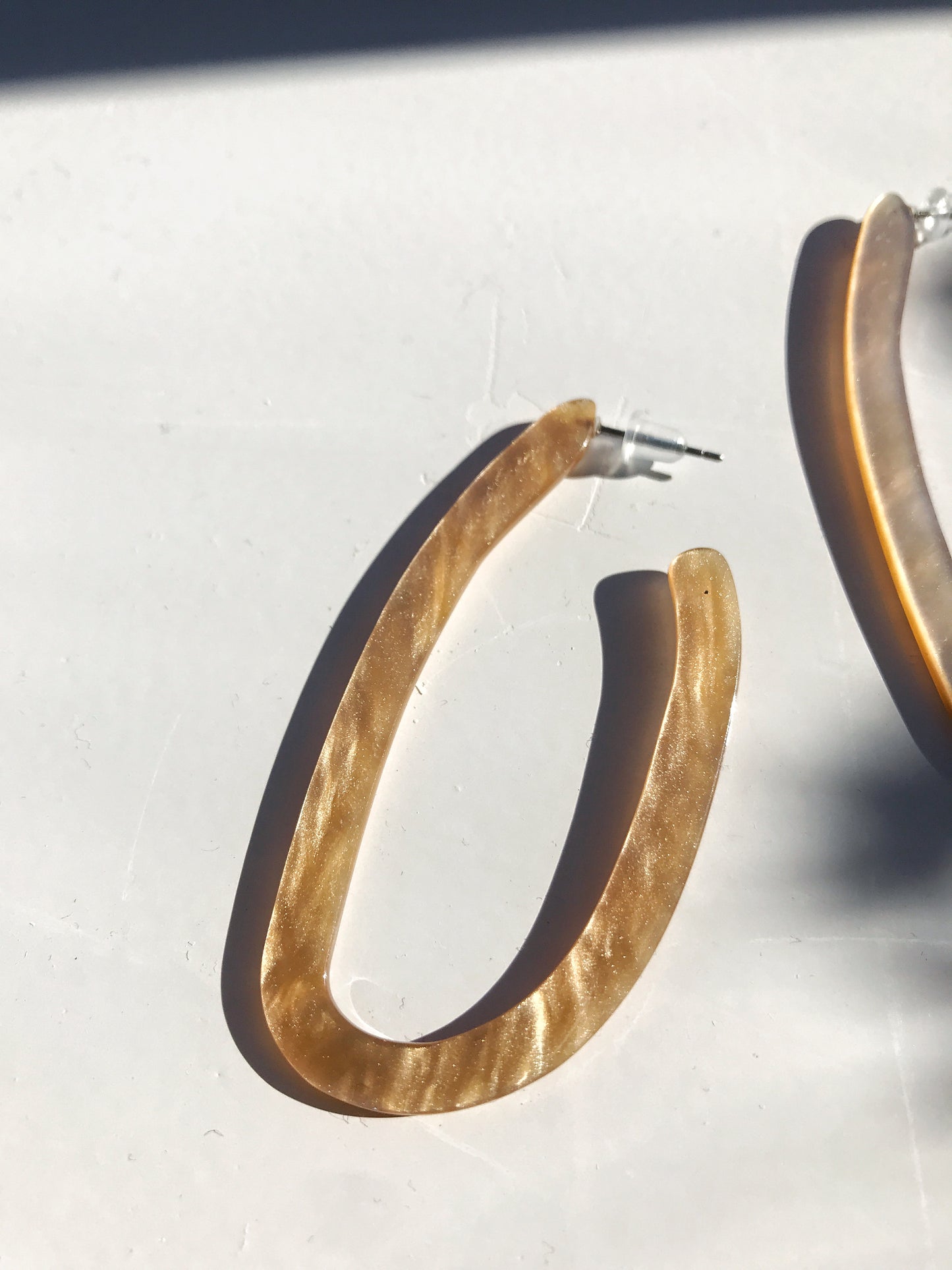 Acryl oval pierce.