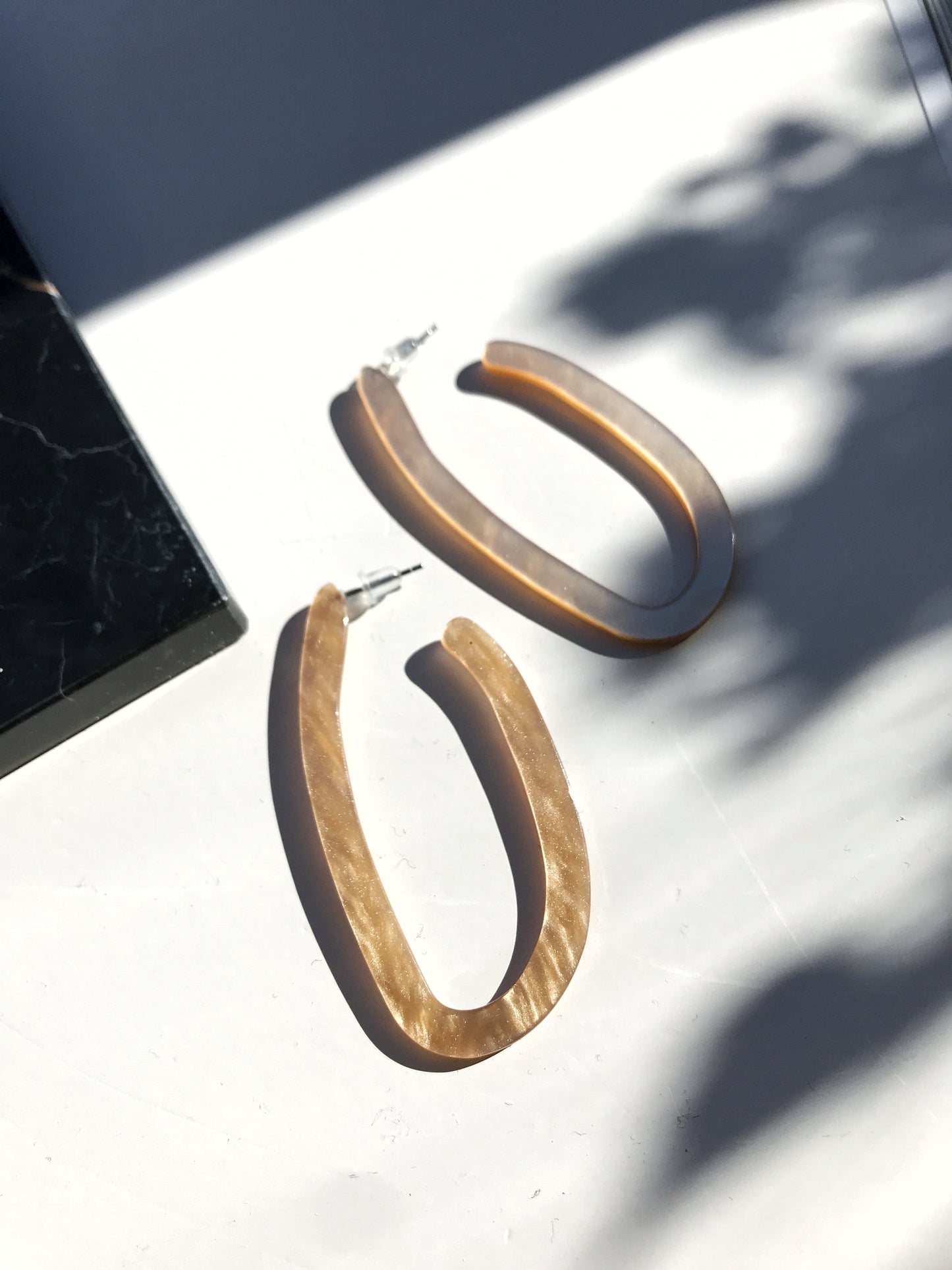 Acryl oval pierce.