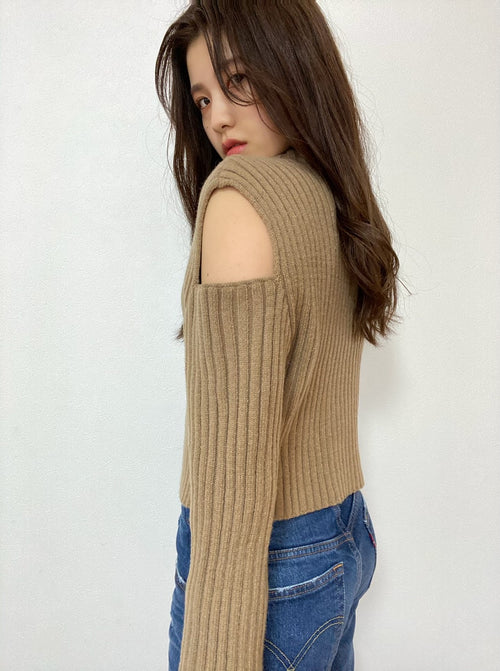 shoulder cut knit